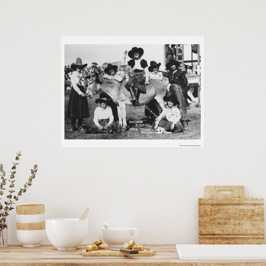 Zeven rodeo cowemmeisjes die met een ezel poseren poster (Keuken)