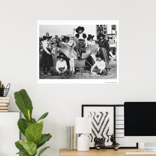 Zeven rodeo cowemmeisjes die met een ezel poseren poster (Thuiskantoor)