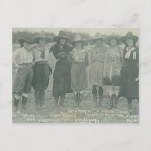Zeven rodeoveedrijfsters die voor een foto stellen briefkaart