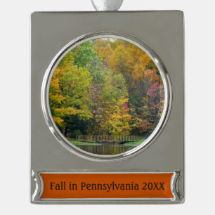 Zeven Springs Fall Bridge II Herfstlandschap Verzilverd Banner Ornament