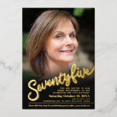 Zeven vijf 75e verjaardag aangepaste foto zwart go folie uitnodiging (Voorkant)