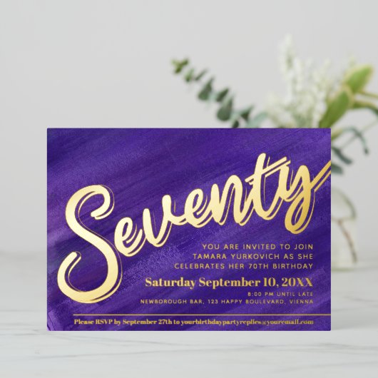 Zeventig 70ste Verjaardagsfeest paarse kunst goude Folie Uitnodiging (Staand Voorkant)