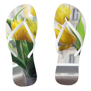 Zicht door gele tulpen teenslippers
