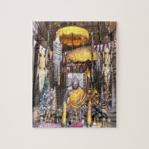 Zicht op altaarruimte binnen boeddhistische tempel legpuzzel