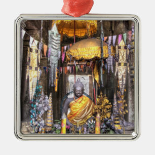 Zicht op altaarruimte binnen boeddhistische tempel metalen ornament