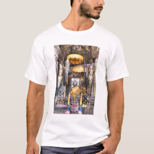 Zicht op altaarruimte binnen Boeddhistische tempel T-shirt