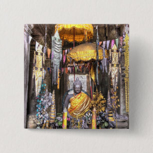 Zicht op altaarruimte binnen boeddhistische tempel vierkante button 5,1 cm