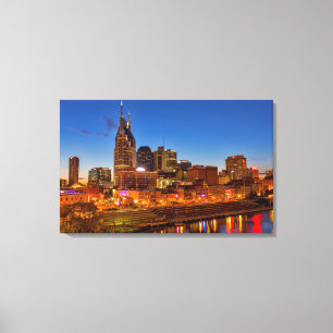 Zicht op de stadssilhouet bij schemering canvas afdruk