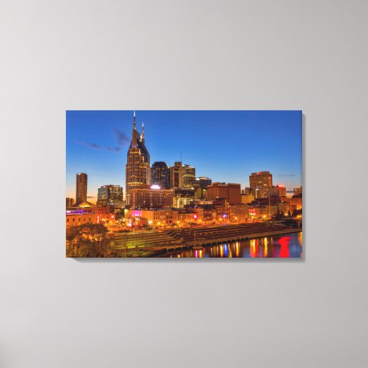 Zicht op de stadssilhouet bij schemering canvas afdruk (Voorkant)