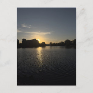 Zicht op stadsgezicht bij zonsondergang in de goud briefkaart