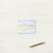 Zicht op tempel van voren post-it® notes (Op bureau)