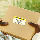 Zichtbare bedrijfsnaam op gele verzendlabel