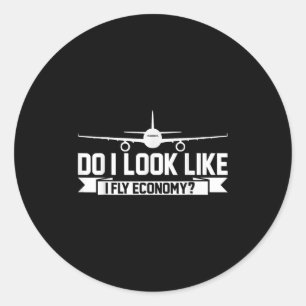 Zie ik eruit alsof ik economy class vlieg _ Grappi Ronde Sticker
