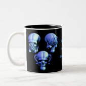 Zie nee, hoor nee, spreek geen boze schedels Mok (Links)