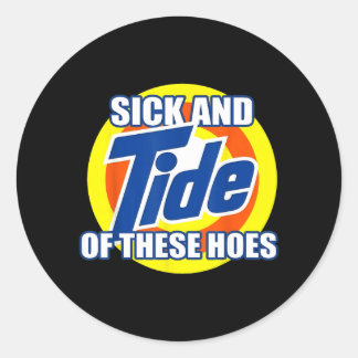 Ziek en getij van deze dames Funny strand grap Ronde Sticker