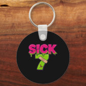 Zieke Zeven Meme T-shirt Zes Zeven Leuke Woordspel Sleutelhanger (Voorkant)