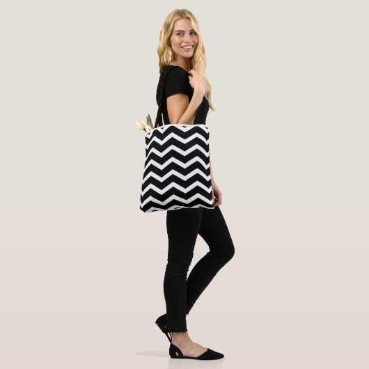 Zig Zag Pattern Tote Bag (Op model)