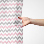 Zigzag Patroon, Chevron Pattern, Roze, grijs Sjaal<br><div class="desc">Elegant,  stijlvol en verfijnd zigzagpatroon (chevron) in roze,  grijze en witte kleur. Moderne en trendy cadeau,  perfect voor de zigzag-minnaar in je leven.</div>