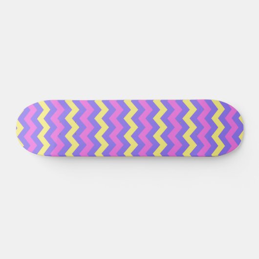 Zigzag patroon (geel, paars en roze) skateboard (Horizontaal)