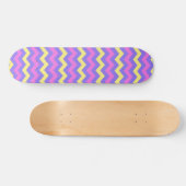 Zigzag patroon (geel, paars en roze) skateboard (Horizontaal)
