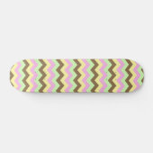 Zigzag patroon (roze, groen, geel en bruin) persoonlijk skateboard (Horizontaal)
