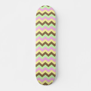 Zigzag patroon (roze, groen, geel en bruin) persoonlijk skateboard