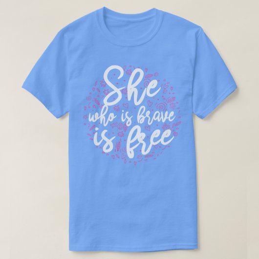 Zij die dapper is, is vrij t-shirt (Design voorkant)
