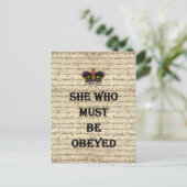 Zij die gehoorzaamd moet worden briefkaart (Staand voorkant)