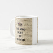 Zij die gehoorzaamd moet worden koffiemok (Voorkant links)