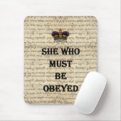 Zij die gehoorzaamd moet worden muismat (Met muis)