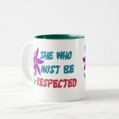 Zij die gerespecteerd moet worden tweekleurige koffiemok (Voorkant links)