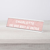 Zij die schaamteloos moet worden getrapt bureau naambordje (Voorkant)