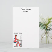 Zij die schrijfster/rood+brunette schrijft briefpapier (Staand voorkant)