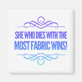 Zij die sterft met de meeste stof wint magneet (Voorkant)