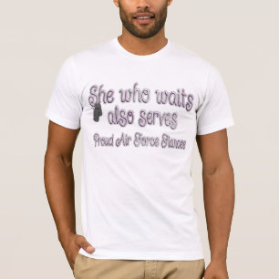 Zij die wacht op de financiering van de luchtmacht t-shirt