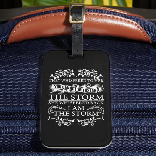 Zij Fluisterde Terug Ik Ben De Storm Bagagelabel (Voorkant Insitu 2)