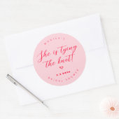 Zij gaat de knoop pink en rood bruids- ronde sticker (Envelop)