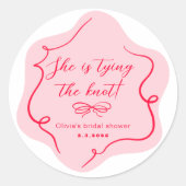 Zij gaat trouwen retro golvende roze rode ronde sticker (Voorkant)