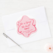 Zij gaat trouwen retro golvende roze rode ronde sticker (Envelop)