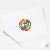 zij/haar, hij/hij, regenboogpriesters ronde sticker (Envelop)