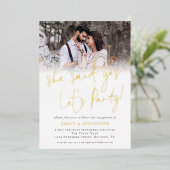 Zij Heeft Ja Foto-overlay Verlovingsfeest Echt Folie Uitnodiging (Staand Voorkant)