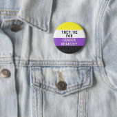 Zij/Hij voor Gender Mayhem Button (op Enby vlag) (In situ)