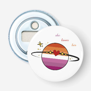 Zij houdt van haar Lesbische Vlag bij Zonsondergan Button Flesopener