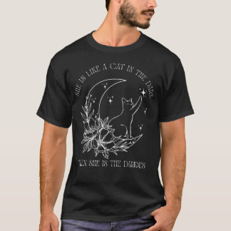 Zij Is Als Een Kat In Het Donker Dan Is Zij De T-shirt