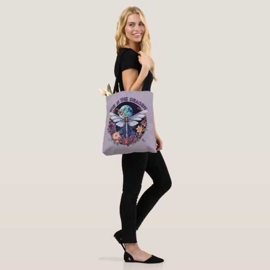Zij is de draak tote bag (Op model)