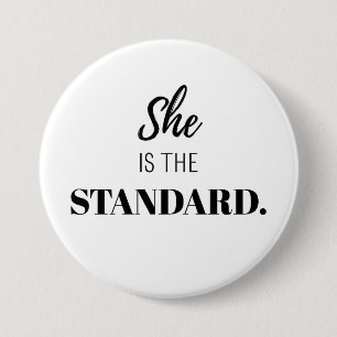 Zij Is de Standaard – Moedige Vrouwelijke Empowerm Ronde Button 7,6 Cm