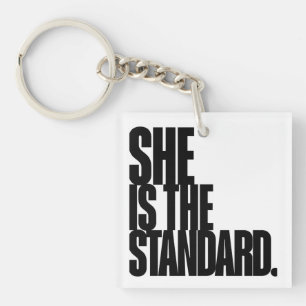 Zij Is de Standaard, Motiverende Citat Kunst Sleutelhanger