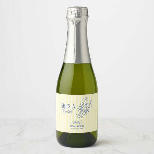 Zij Is Een Kreeft Kust Bruiloft Feest Sparkling Wijnetiket (Voorkant)