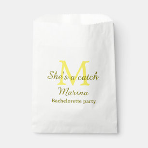 Zij is een vangst gele monogram vrijgezellenfeest  bedankzakje
