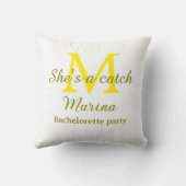 Zij is een vangst gele monogram vrijgezellenfeest  kussen (Achterkant)